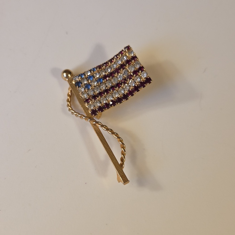 Vintage Unsigned Rhinestone Gold Tone American Flag Pole‎ Brooch Pin